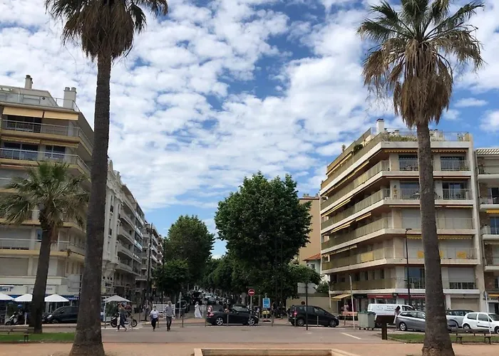 Apartment Centre, Lumineux T3 6 Pers Terrasse Wifi Pkg Clim Antibes